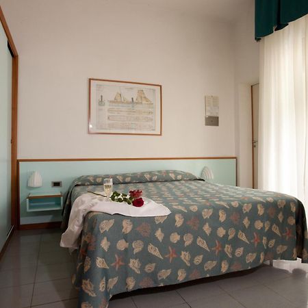 Hotel Gaby Римини Экстерьер фото